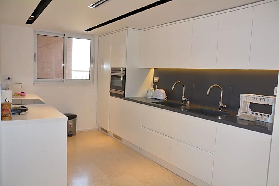 Renovated 3 Bedroom - Residence with Pool next the Beach