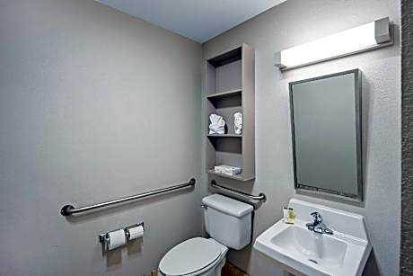 1 Queen Bed Accessible Room Non-Smoking