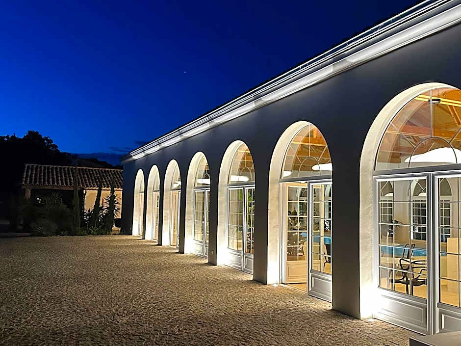 Secret d'Uzès - Place aux Herbes - Piscine chauffée et Jacuzzi