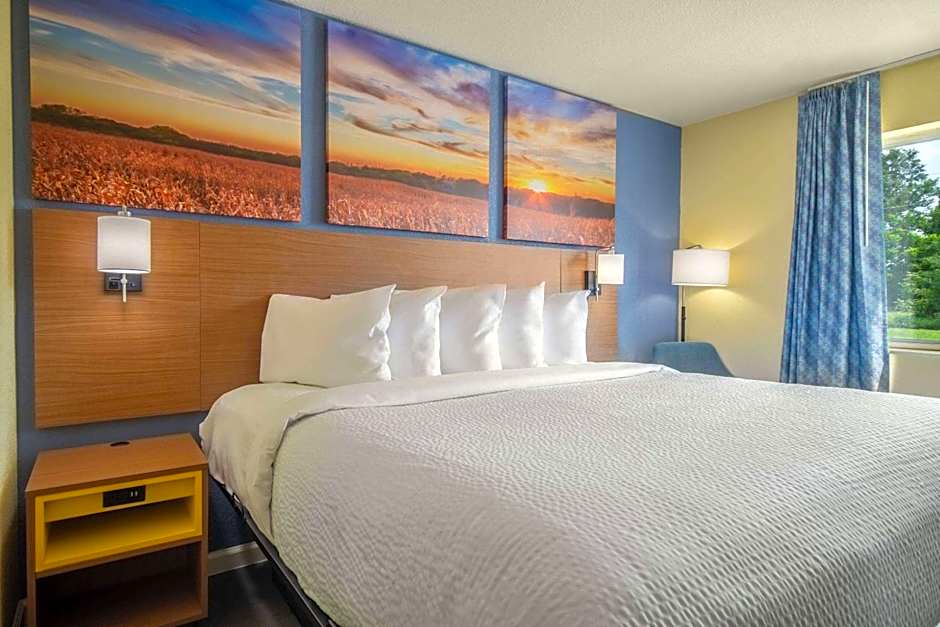 Days Inn by Wyndham Evansdale Waterloo