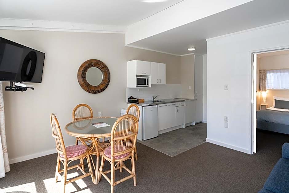 Hananui Lodge and Apartments