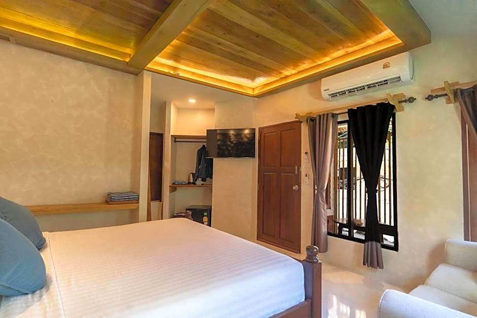 Photo 1 of 6 of Deluxe 1 Queen Bed