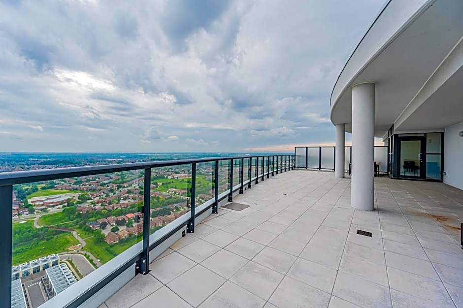 Amazing 3 Bed 4 Bath Penthouse with Roof Top Terrace close to Airport
