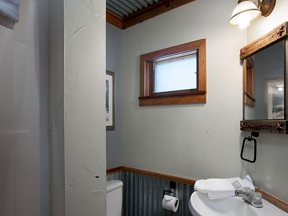 Pine Cabin, 2 Bedrooms, Fireplace, Midtown, Sleeps 6