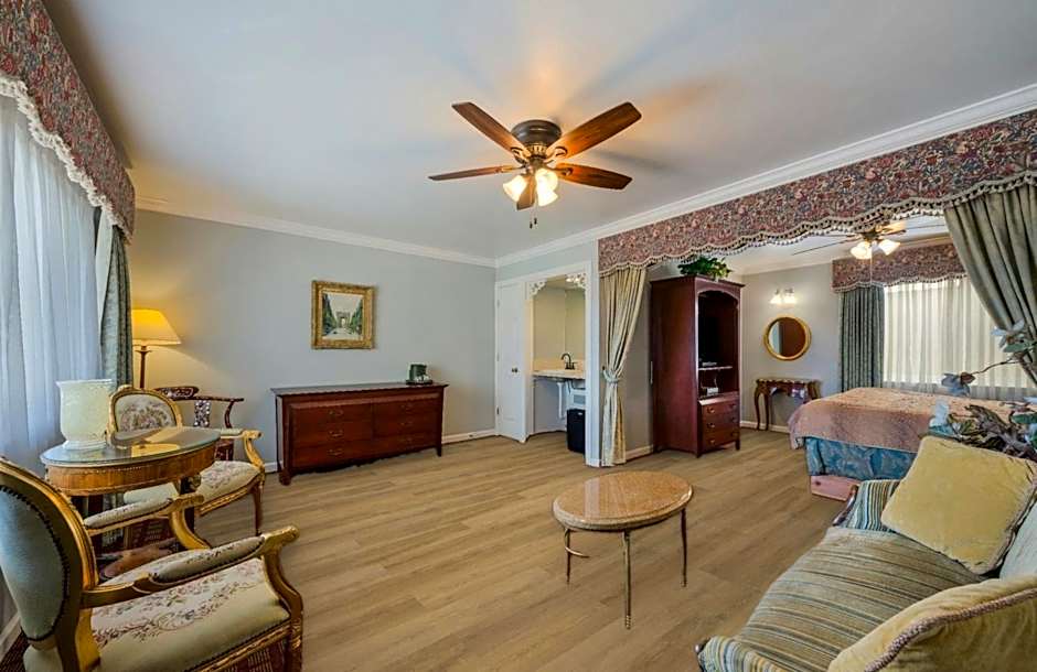 Carmel Inn & Suites