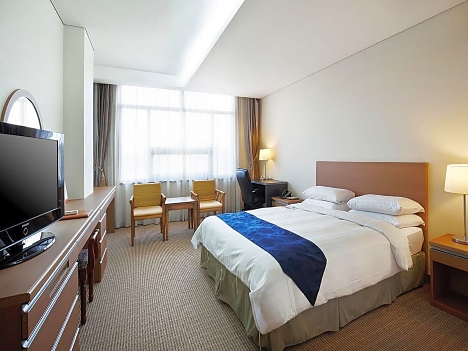 Ramada by Wyndham Dongtan Hotel