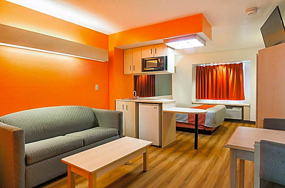 Motel 6-Sycamore, IL