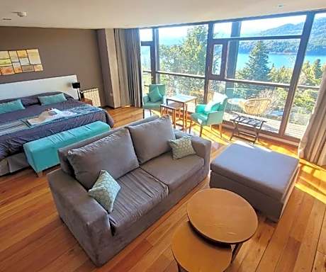 Deluxe Suite with Lake View