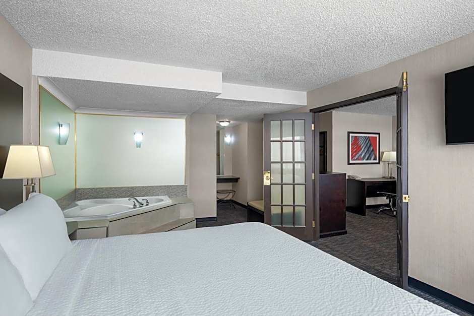 Photo 1 of 3 of 1 Bedroom 1 King Bed Suite, Jetted Tub