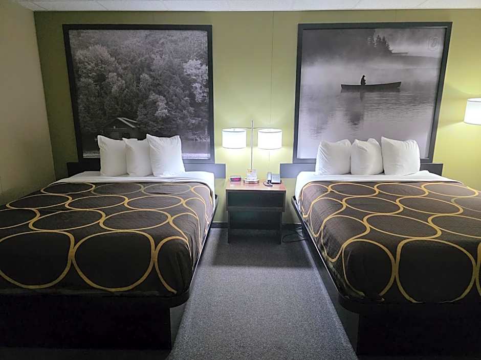 Super 8 by Wyndham Hearst ON