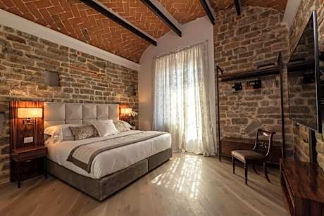 Dante - Suite with Partial Duomo View