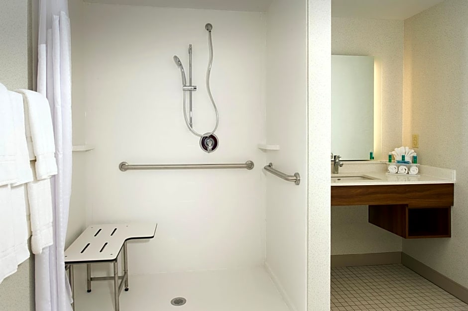 Holiday Inn Express & Suites by IHG Altoona, an IHG Hotel