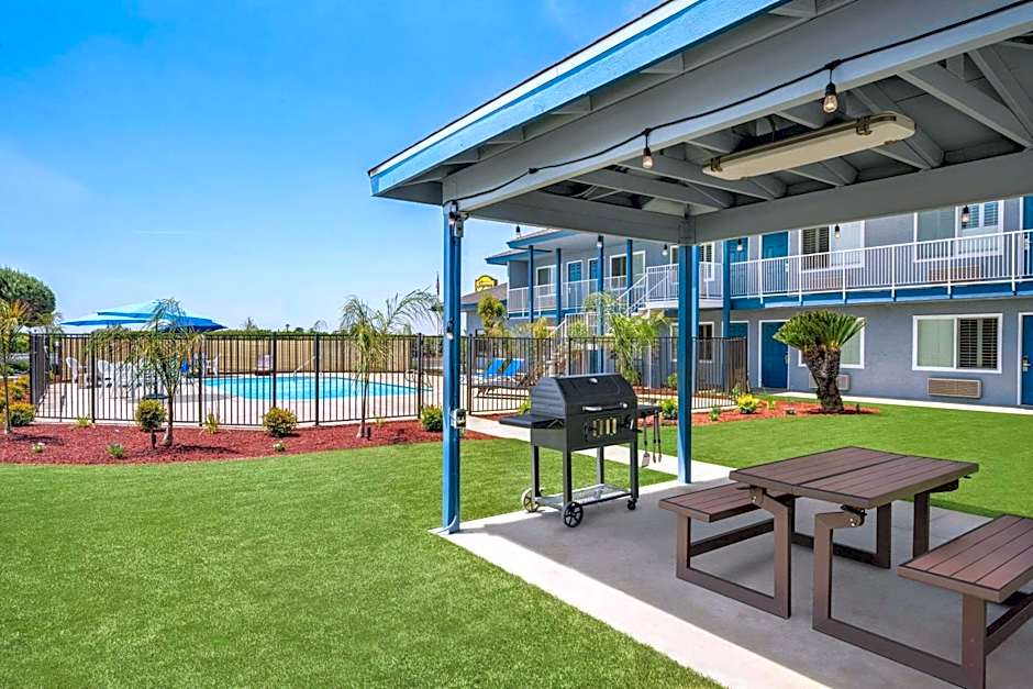 Super 8 by Wyndham Lindsay Olive Tree