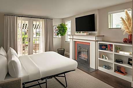 One-Bedroom King Apartment with Sofa Bed