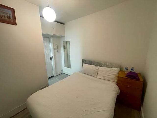 London Budget Bliss, London W12, white city, shepherd's bush market