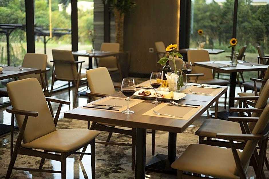 Zen Riverside Hotel n Residences