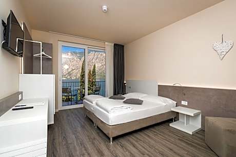 Superior Double Room with Balcony and Lake View