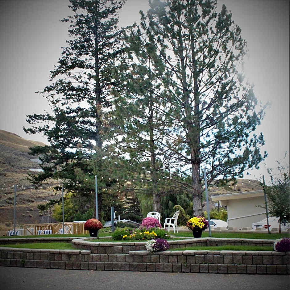 Canadas Best Value Desert Inn & Suites Cache Creek