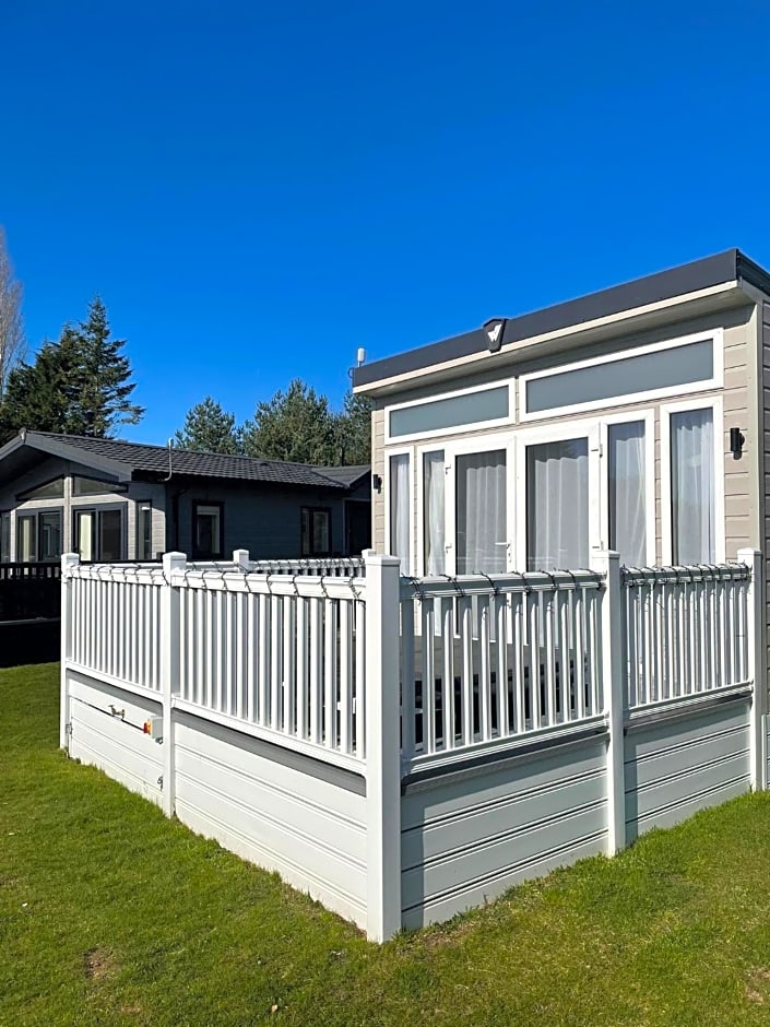 Lakeside Retreat Lodge With Hot Tub