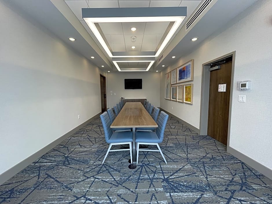 Holiday Inn Express and Suites Ft. Smith Airport By IHG
