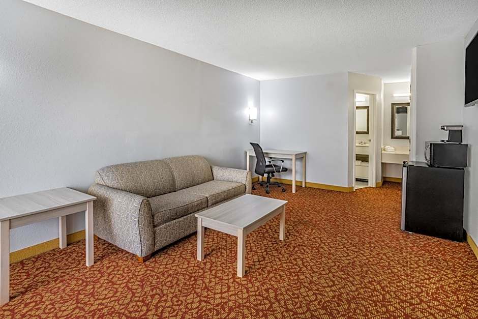 Days Inn & Suites by Wyndham Williamsburg Colonial