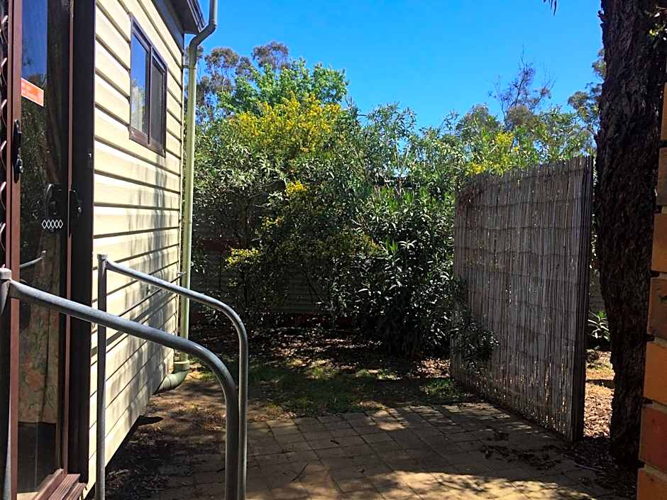 Golden Country Motel and Caravan Park