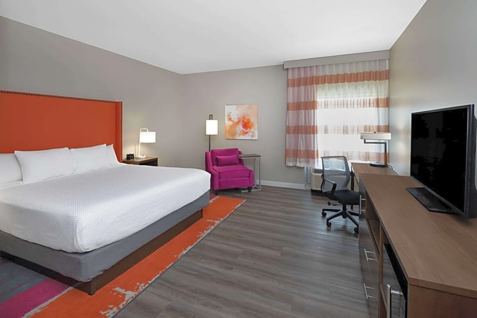 La Quinta Inn & Suites by Wyndham Greensboro Airport