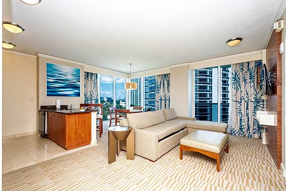 TRUMP INTL 2 BEDROOM APARTMENT 1600 Sqf Ocean and Bay View