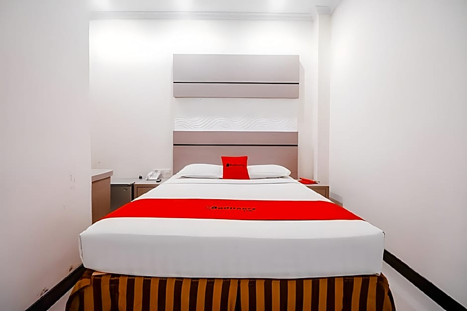 Reddoorz Plus near Makassar Town Square