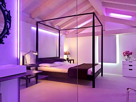 Camera Peonia-Quadrupla-Comfort-Bagno in camera-Vista sul cortile