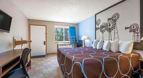 Super 8 by Wyndham Beloit