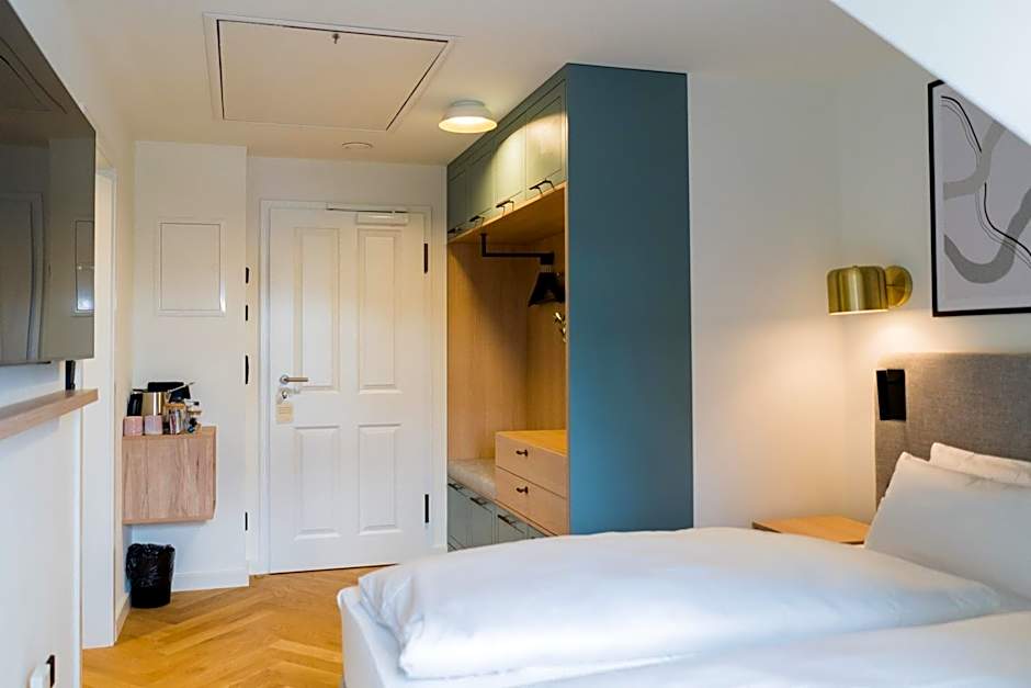 Bob W Munich Airport - Peterhof