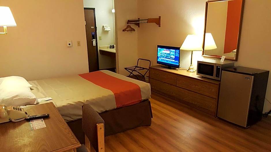 Motel 6-Saukville, WI
