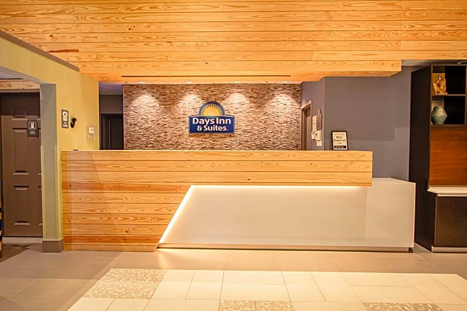 Days Inn & Suites by Wyndham Fort Myers Near JetBlue Park