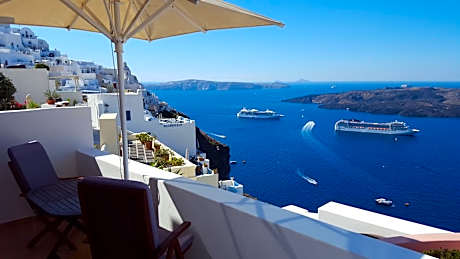 Suite with Private Balcony and Outdoor Hot Tub with Caldera View