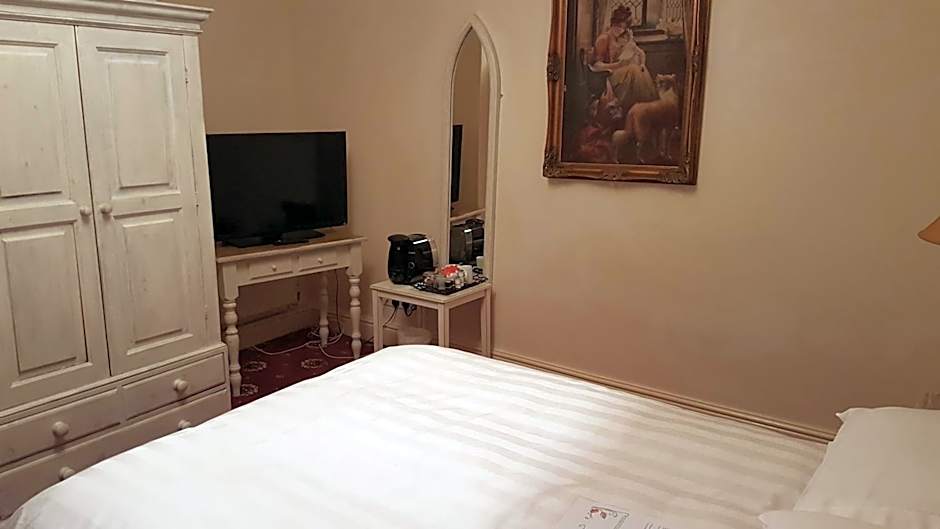 Lil's On The Waterfront