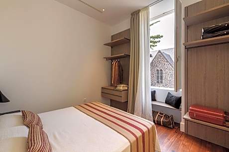 Queen Suite with Pool View