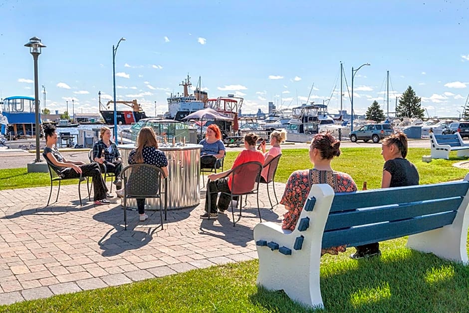 Park Point Marina Inn