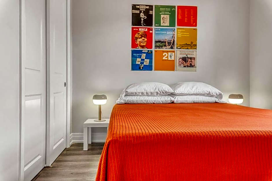 Chic Mid-Century Flat Downtown