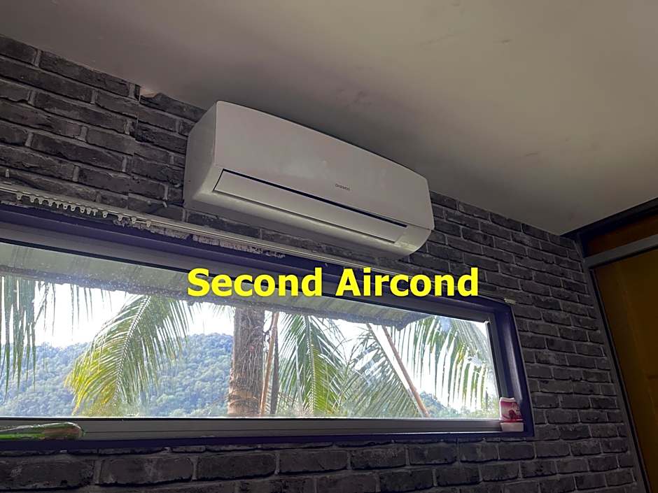 Yellow Cube at Lumut Cube Homestay Kontena