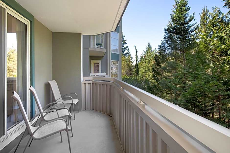 The Woodrun Lodge by Whiski Jack