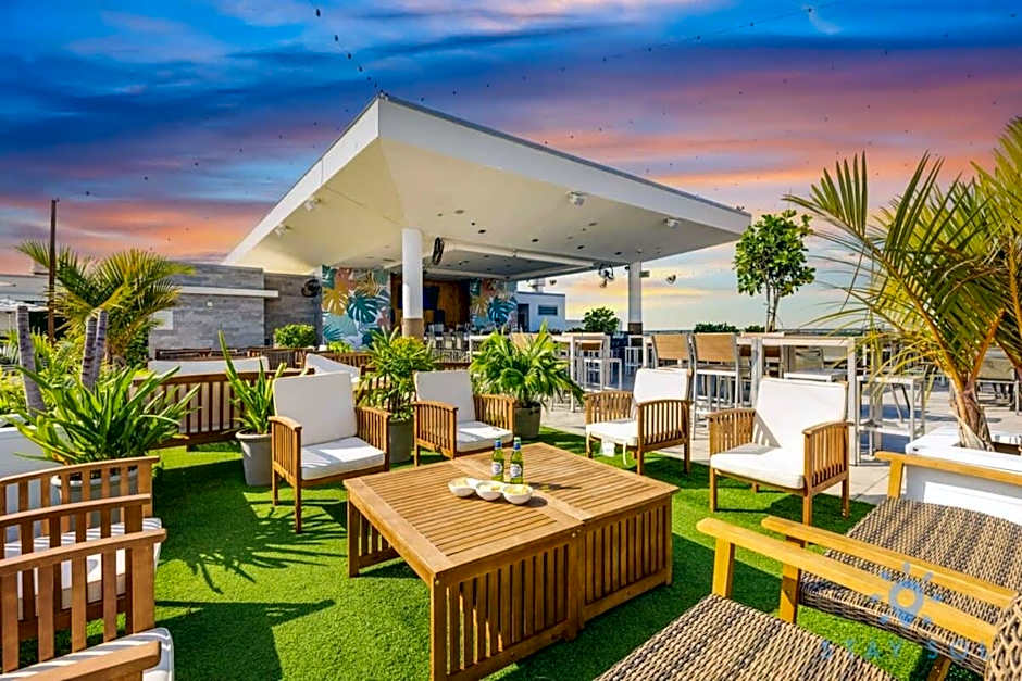 Hot tub & Rooftop pool- Near Beach