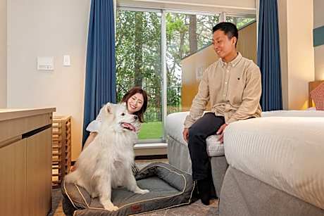 Pet Room with Private Dog Park and View Bath - Non-Smoking