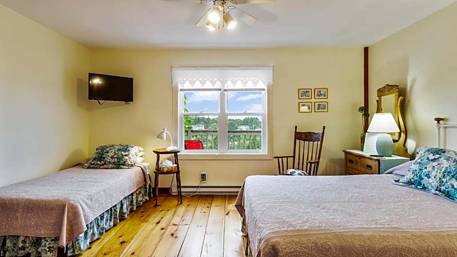 Bayview Pines Country Inn B&B