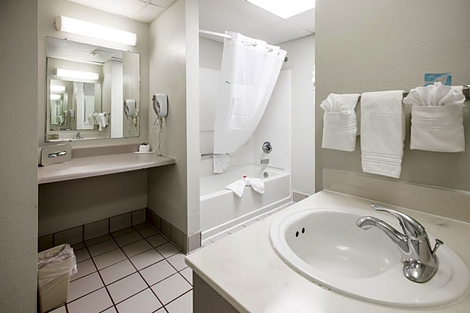 Days Inn & Suites by Wyndham Jekyll Island