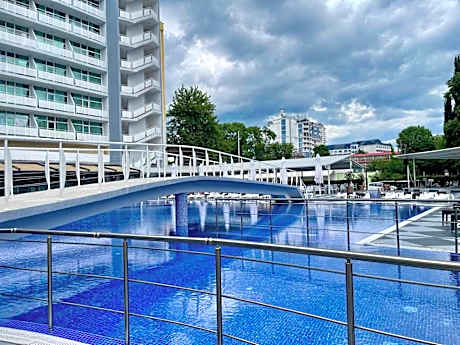 Grand Hotel Nirvana - All Inclusive & Free Beach Access