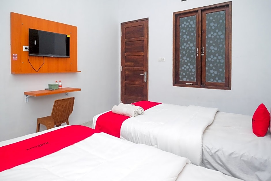 RedDoorz near Stasiun Purwosari