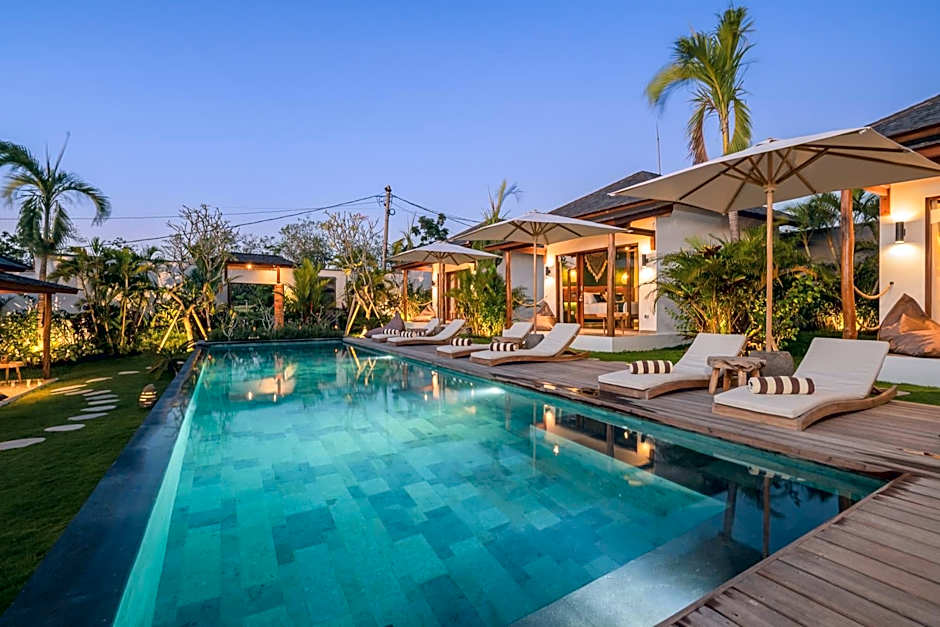 EHOA NYANYI BEACH Boutique Hotel - In front of entrance to NUANU