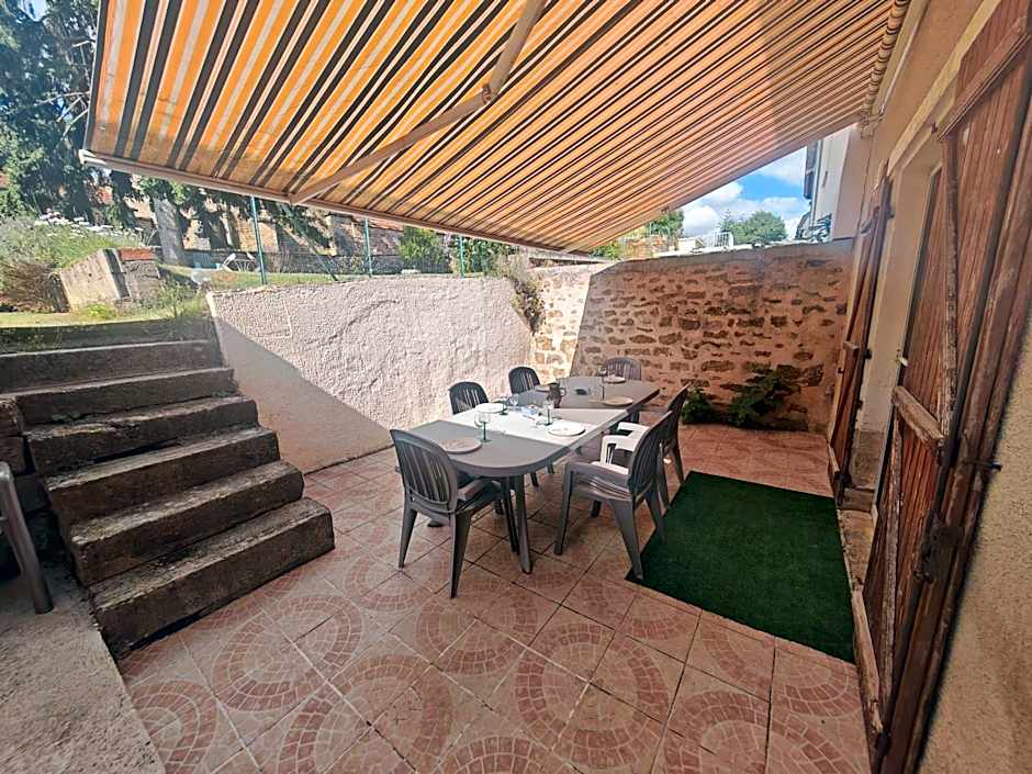 chez Émile côté face maison entière, 3 chambres, 2 salles de bains,jardin et terrasse