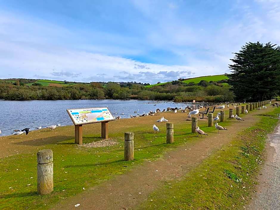 A short walk to Par Beach & coastal paths, On-site facilities. Pets welcome